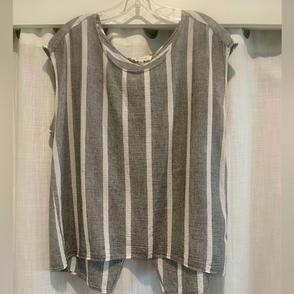 TiVo by Vince Camuto Sleevless Striped criss cross back blouse SZ M